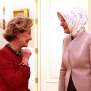 Fru Gül tok Dronning Sonja med på en omvisning i Presidentpalasset (Foto: Lise Åserud / NTB scanpix)